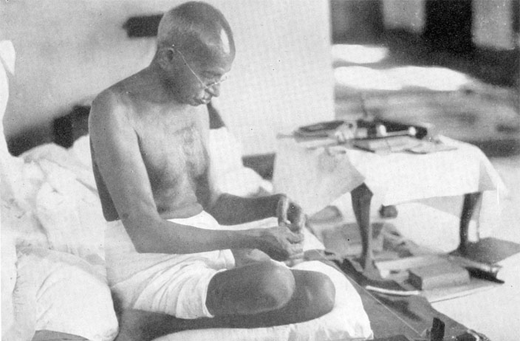 Gandhi usava o jejum como instrumento político e espiritual. Seus jejuns eram uma forma de pressionar líderes, apelar à consciência pública e promover a paz entre grupos em conflito.