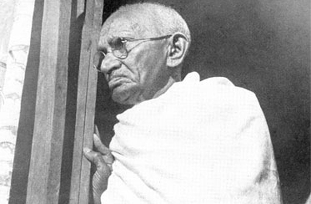 Gandhi era um orador poderoso, mas preferia a ação silenciosa. Seus discursos e escritos influenciaram líderes como Martin Luther King Jr. e Nelson Mandela.