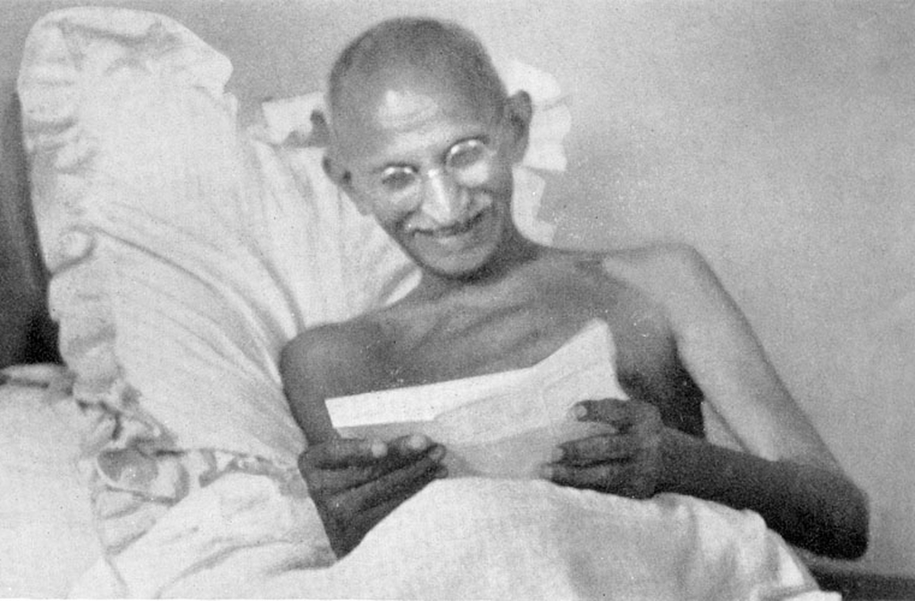 Ele fundou jornais como “Young India” e “Harijan”, onde divulgava suas ideias sobre política, ética, espiritualidade e justiça social. Seus textos, aliás, são referência até hoje.