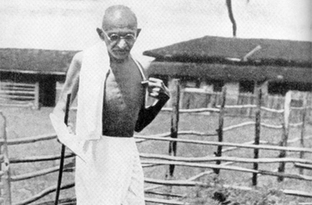 Gandhi vivia com simplicidade extrema: vestia-se com roupas feitas por ele mesmo, comia pouco, caminhava muito e evitava luxos. A simplicidade era parte de sua filosofia.