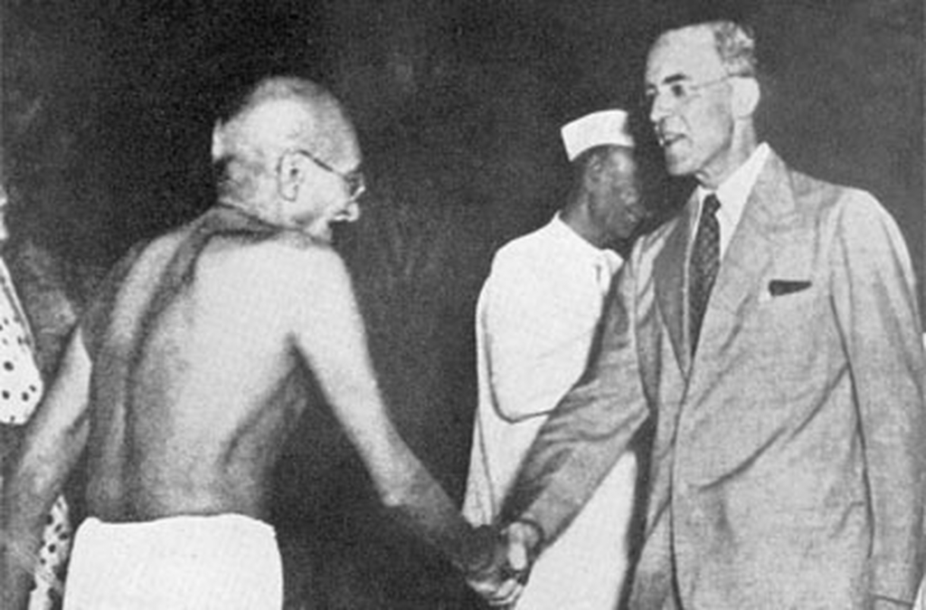 Embora lutasse contra o domínio britânico, ele respeitava os britânicos como indivíduos. Ele acreditava que a independência deveria ser conquistada sem ódio.