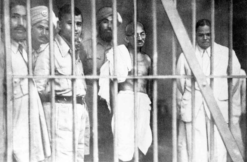 Gandhi foi preso várias vezes por desafiar leis coloniais. Mesmo na prisão, continuava a escrever, jejuar e inspirar milhões. Sua resistência era moral, não física.