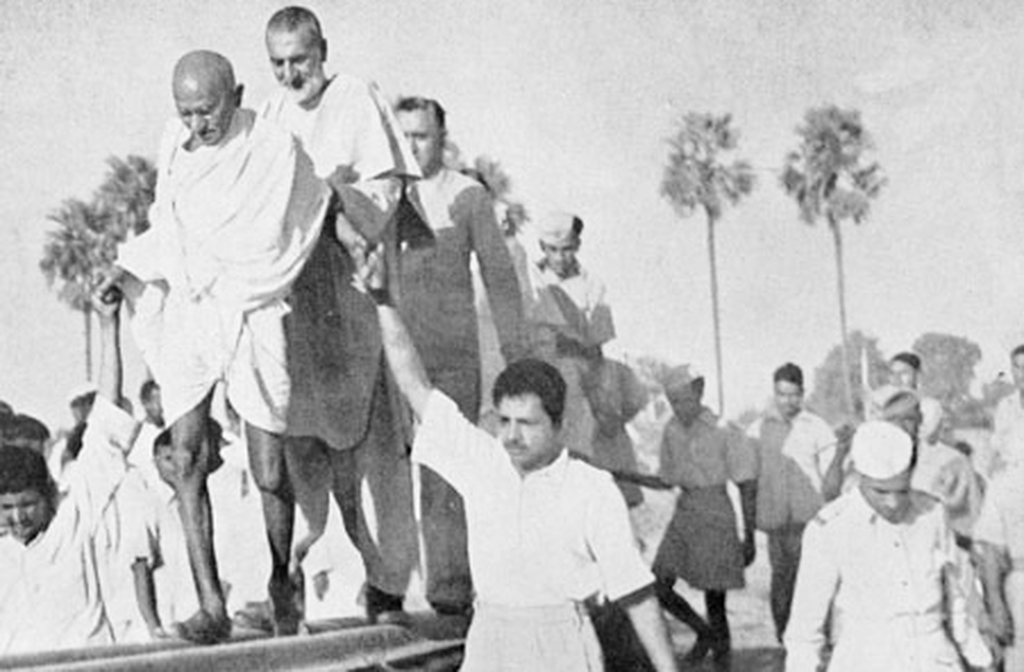 Em 15 de agosto de 1947, a Índia conquistou sua independência. Gandhi, embora não estivesse no poder, foi reconhecido como o pai da nação por seu papel fundamental.