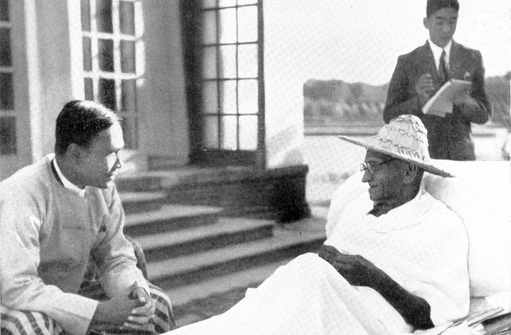 A divisão da Índia e do Paquistão em 1947 trouxe violência entre hindus e muçulmanos. Gandhi tentou impedir os conflitos, jejuando e apelando à paz, mas ficou profundamente abalado.