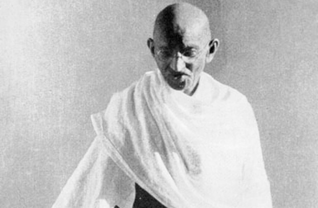 Mahatma Gandhi nunca liderou exércitos, não ocupou cargos políticos e jamais empunhou uma arma. Ainda assim, desafiou o maior império da época e conduziu a Índia rumo à independência. Fez isso com uma arma poderosa e silenciosa: a força da não-violência.