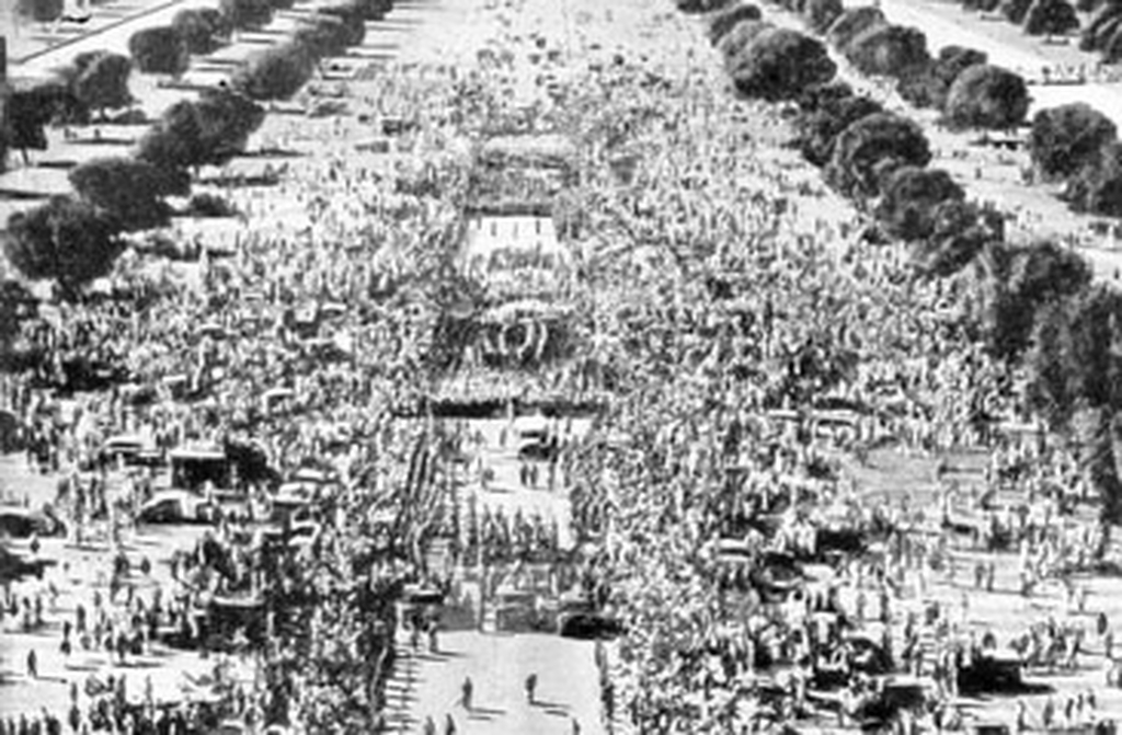 Em 30 de janeiro de 1948, Gandhi foi assassinado por Nathuram Godse, um extremista hindu que discordava de sua postura conciliadora com os muçulmanos. O mundo lamentou profundamente sua perda.