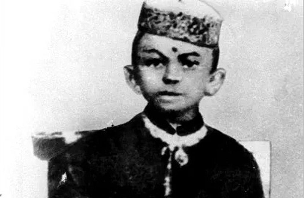 Nascido em 2 de outubro de 1869, na cidade de Porbandar, em Gujarat (Índia), tornou-se ícone da paz mundial. A ONU transformou essa data no Dia Internacional da Não-Violência, em reconhecimento ao seu legado. Assim, celebra valores que ele defendeu: paz, caridade e resistência pacífica contra a opressão.
