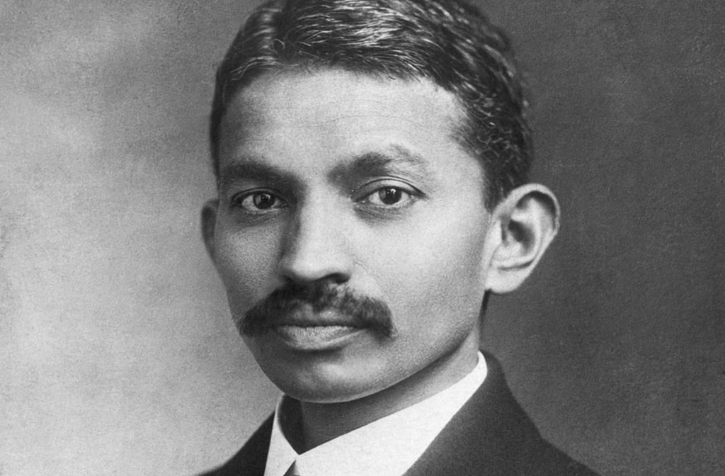 Estudou Direito em Londres, onde teve contato com ideias ocidentais, vegetarianismo e textos religiosos diversos. Essa fase moldou sua visão ética e filosófica.