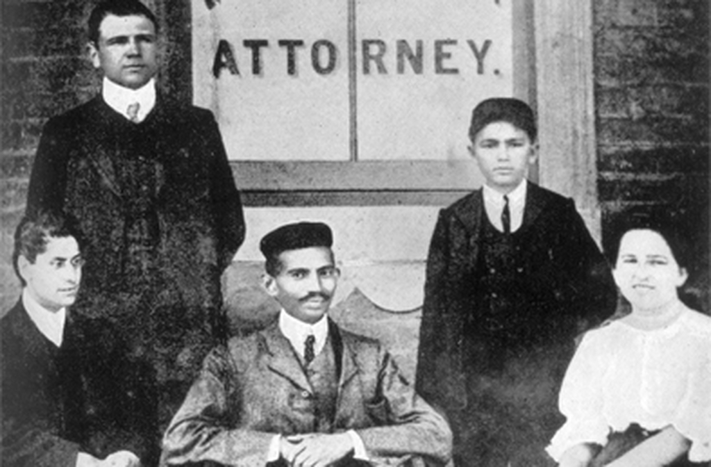 Em 1893, Gandhi foi para a África do Sul trabalhar como advogado. Lá, enfrentou racismo e injustiça, o que o levou a desenvolver sua filosofia de resistência pacífica, o satyagraha.