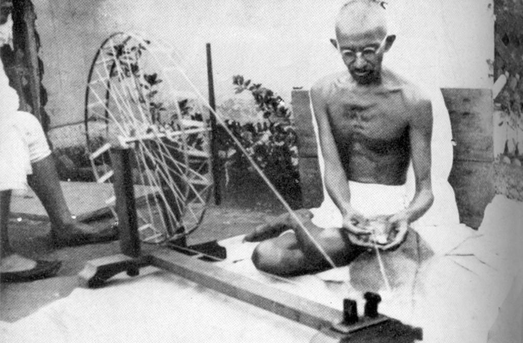 Gandhi incentivava o uso do tear manual (charkha) como símbolo de autossuficiência e resistência ao colonialismo britânico. Fiando seu próprio tecido, ele rejeitava os produtos industriais britânicos.