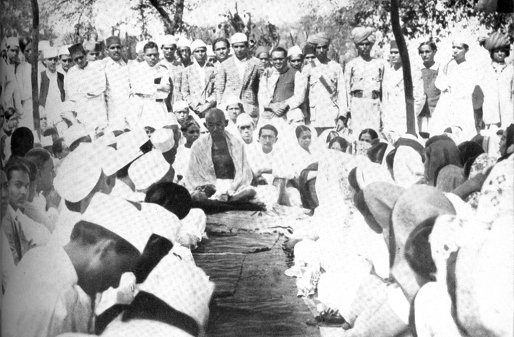 Gandhi voltou à Índia em 1915 e rapidamente se tornou uma figura central no movimento pela independência. Ele viajou pelo país, ouvindo o povo e promovendo a união entre hindus e muçulmanos.