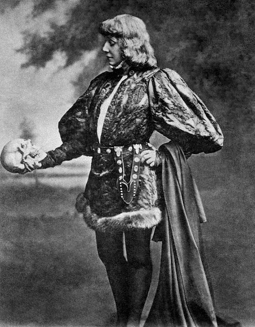 “Hamlet” é uma das obras mais estudadas e adaptadas de Shakespeare. Frases de monólogos da peça, como “ser ou não ser, eis a questão” e “há algo de podre no reino da Dinamarca”, se tornaram de uso corrente.
