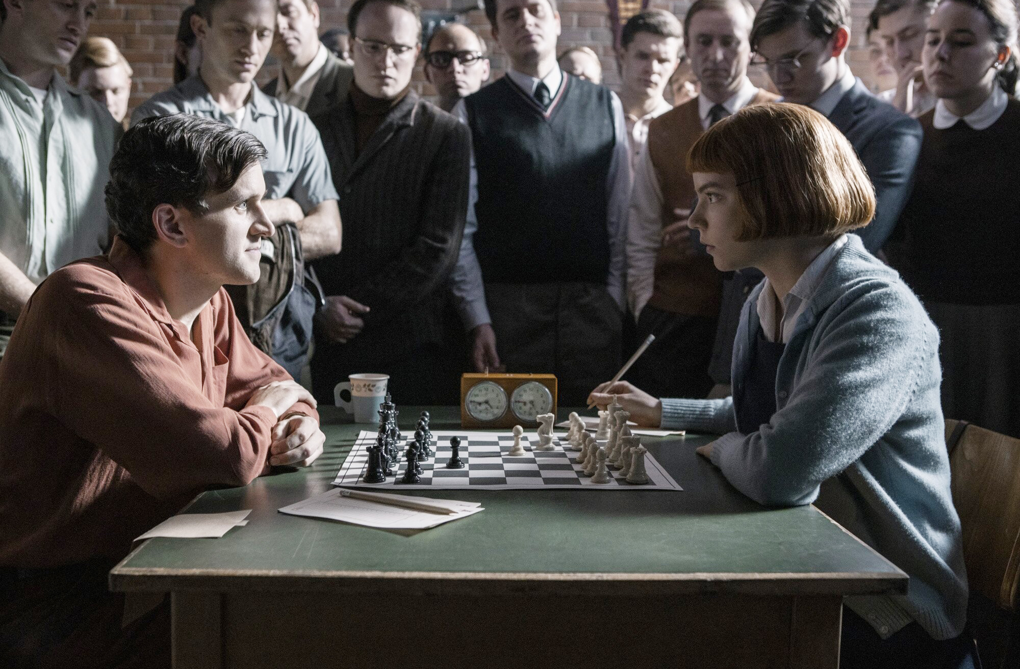 Sua performance em O Gambito da Rainha foi elogiada por críticos do mundo todo. Muitos sequer perceberam que se tratava do antigo Duda Dursley — prova de que Melling havia se reinventado por completo.