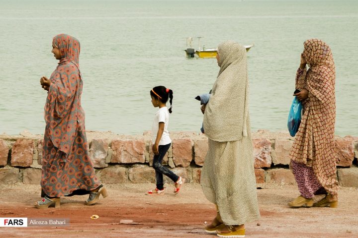 Culturalmente, a ilha reflete a diversidade do sul do Irã, com forte influência persa e árabe, além de costumes ligados ao mar.
