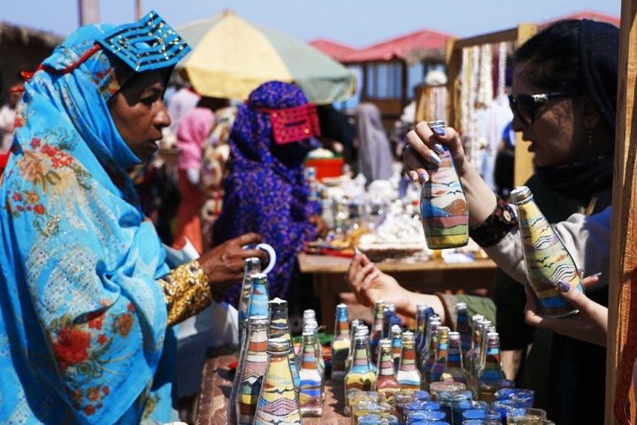 O solo avermelhado, além de atrair curiosos, também é usado pela população local na culinária regional e empregado na fabricação de cosméticos e cerâmicas.