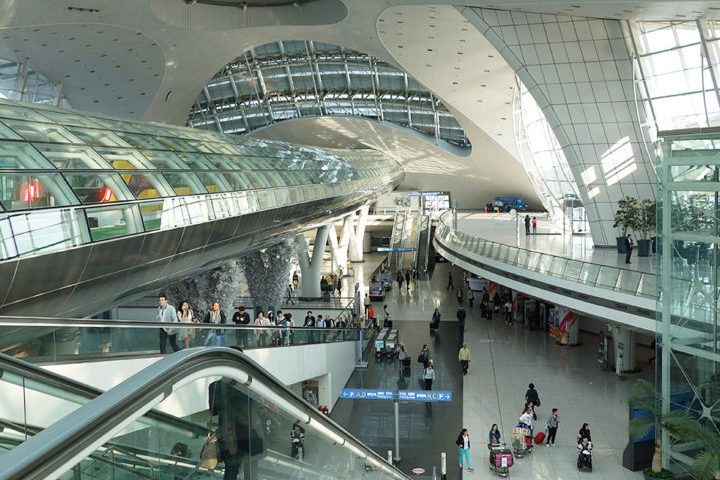 4º) Aeroporto Internacional de Incheon (Coreia do Sul): É o maior aeroporto da Coreia do Sul e um dos maiores do mundo. Entre seus atrativos, conta com campo de golfe, spa, dormitórios privativos, cassino e jardins internos.