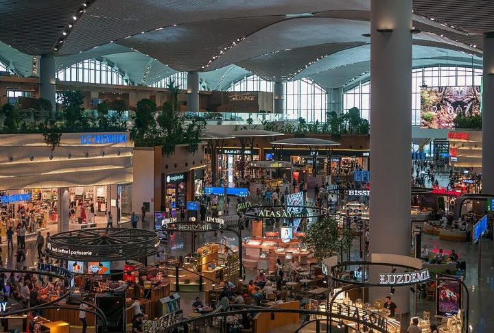 14º) Aeroporto de Istambul (Turquia): Inaugurado em 2018, se tornou o principal aeroporto da Turquia e um dos mais movimentados do mundo. Costuma atender até 200 milhões de passageiros por ano. 