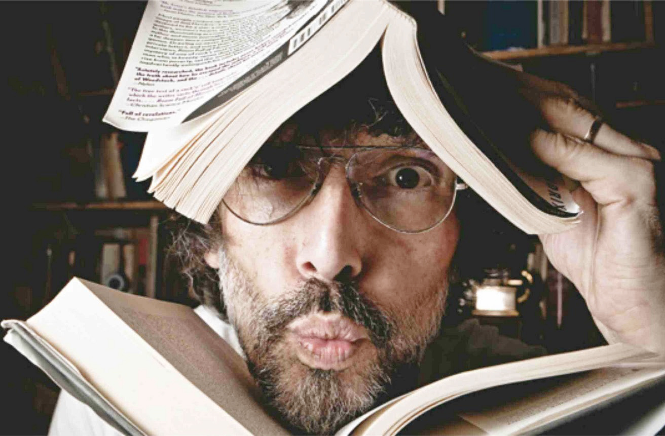 Lobão se define como um Dom Quixote moderno, lutando contra moinhos de vento da cultura e da política. A metáfora revela sua postura idealista e combativa, mesmo diante de derrotas. Ele prefere o risco à acomodação.