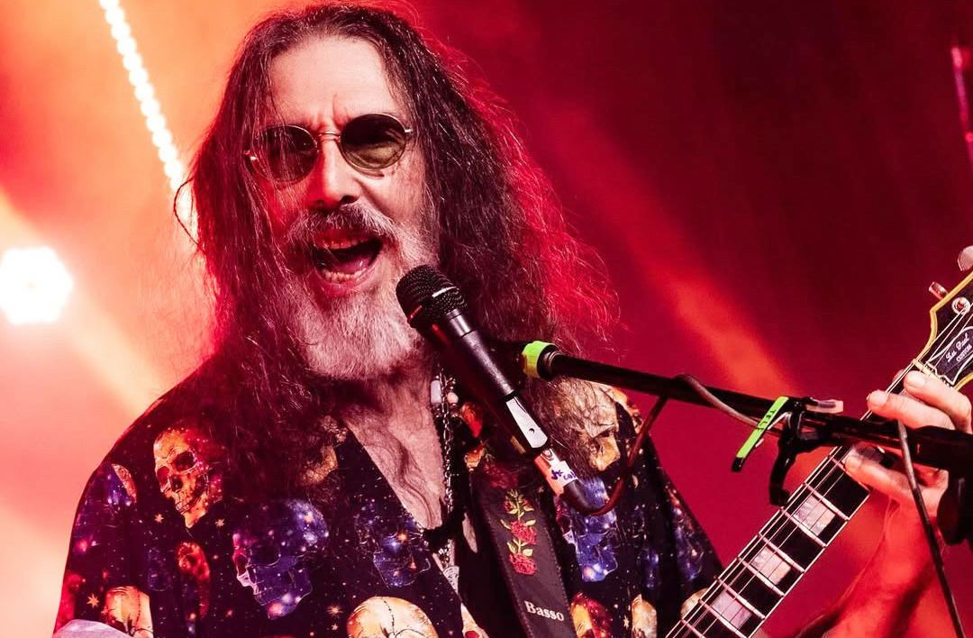 As opiniões de Lobão geram reações extremas: amor ou ódio. Ele é idolatrado por uns e cancelado por outros, mas nunca ignorado. Essa polarização é parte de sua identidade artística e pessoal.