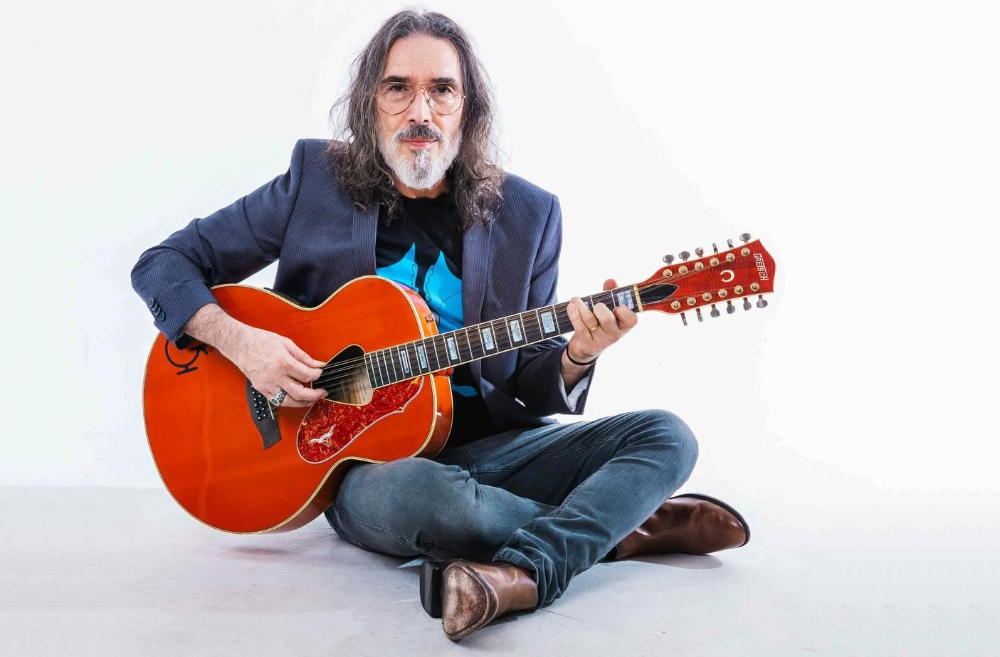 Lobão encara o envelhecimento como libertação. Diz que a maturidade lhe deu coragem para ser quem realmente é, sem concessões. Sua trajetória mostra que a idade não diminui a intensidade.