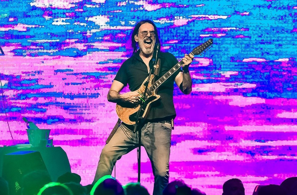 Lobão é um artista que desafia rótulos e convenções. Seu legado é feito de música, palavras e confrontos. Intenso, celebra em seu aniversário de 68 anos não apenas as obras que marcaram a carreira, mas sua coragem de ser diferente.