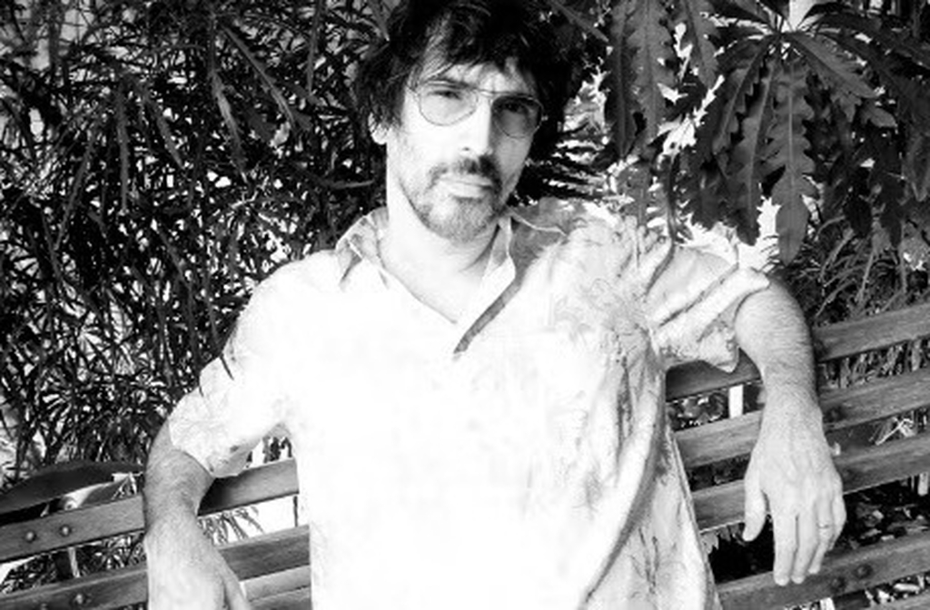 Insatisfeito com gravadoras, ele fundou sua própria distribuidora e passou a vender CDs em bancas de jornal. A atitude foi vista como revolucionária e inspirou outros artistas a buscar autonomia. Assim, tornou-se um símbolo da resistência contra o sistema musical tradicional.