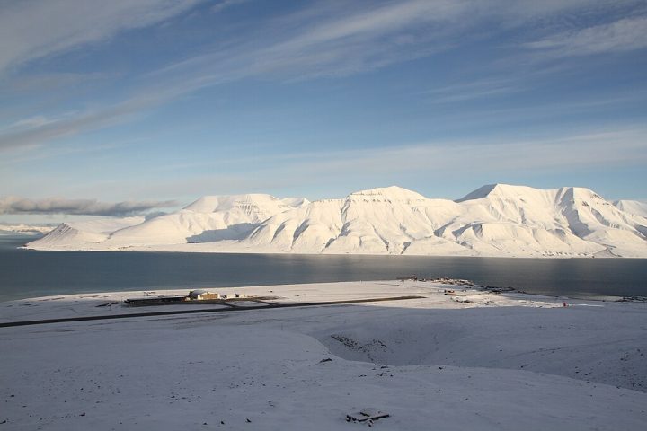 As mudanças climáticas vêm causando o derretimento do solo congelado em que o aeroporto foi construído.