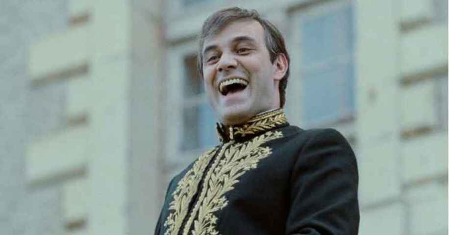 A trajetória de Assis Chateaubriand inspirou diferentes representações culturais. Em 1994, o jornalista Fernando Morais publicou a biografia “Chatô, o rei do Brasil”, que se tornou um best-seller. Anos depois, em 2015, o livro foi adaptado para o cinema no filme Chatô – O Rei do Brasil, dirigido por Guilherme Fontes e que tem Marco Rica no papel do magnata.
