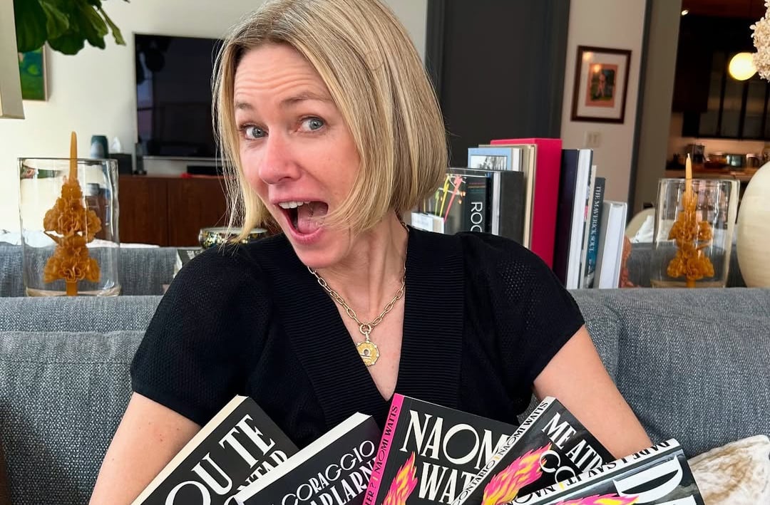 Além do cinema e da TV, Naomi Watts também atuou no teatro e como dubladora. Tais experiências mostram sua versatilidade como artista e como ela transita com naturalidade entre diferentes formatos e gêneros.