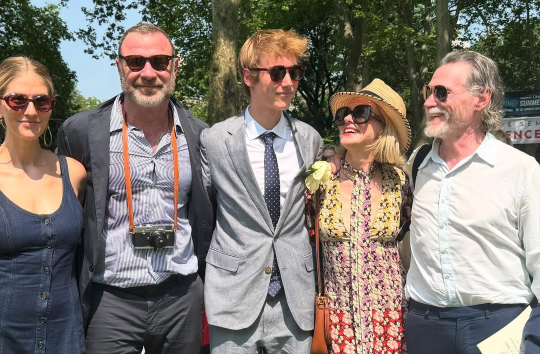 Em setembro de 2025, Naomi Watts apareceu em fotos raras com os filhos e o ex-marido, Liev Schreiber. As imagens foram compartilhadas em seu Instagram. Ela descreveu o momento como uma forma de “recapitular” o verão em família.