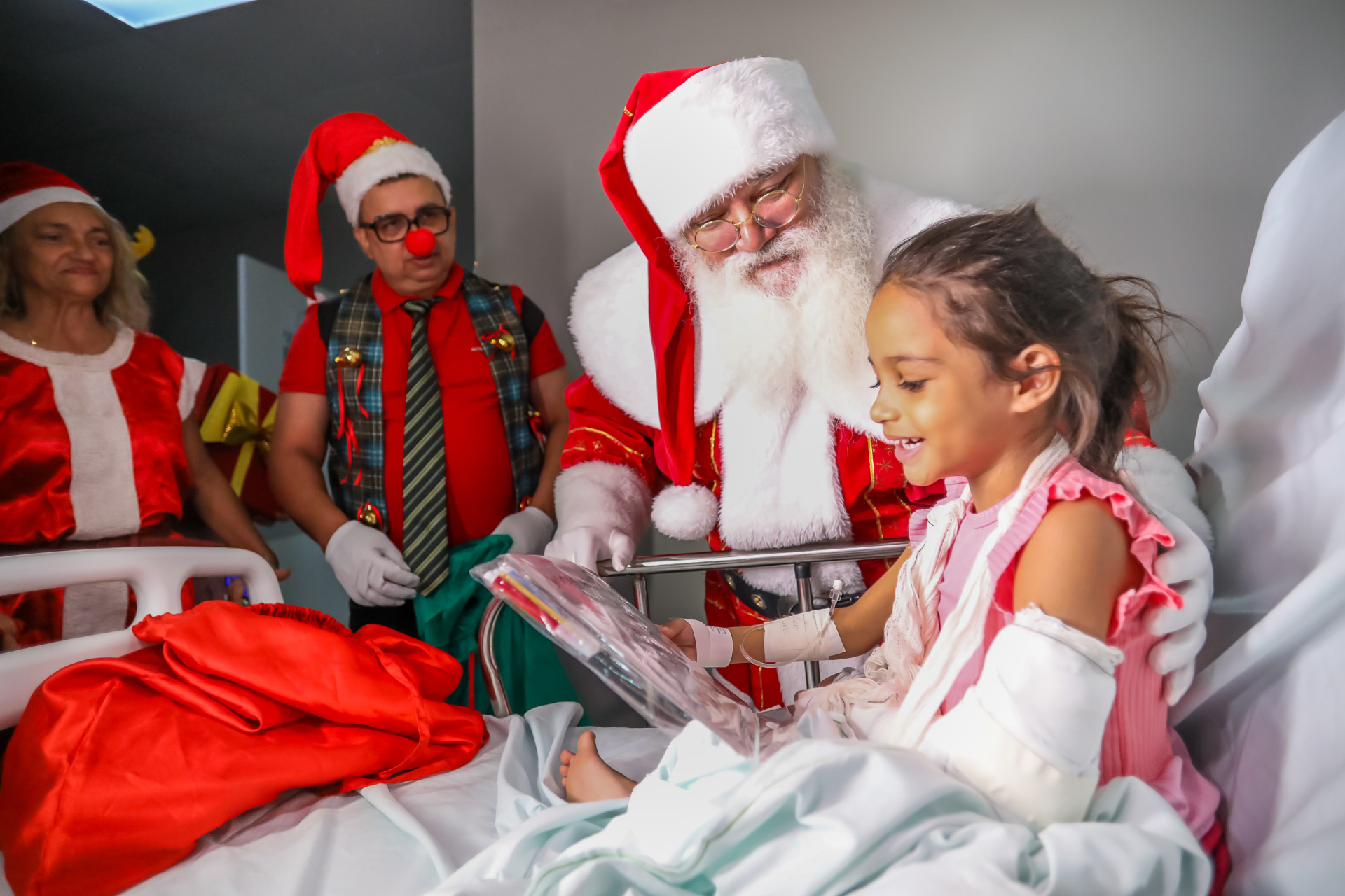 FORTALEZA-CE, BRASIL,18.12.2025: Visita do Papai Noel do IJF.  (Fotos: Fabio Lima/OPOVO) (Foto: F&Aacute;BIO LIMA)