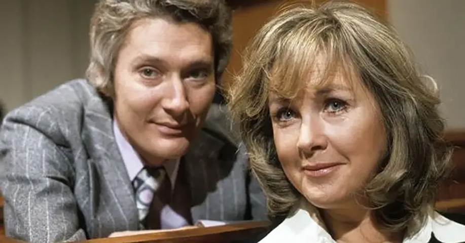 Ele é filho de atores (Timothy Carlton e Wanda Ventham, na foto) e, portanto, cresceu no meio artístico. E seu berço é rico. Seu avô, Henry, pertencia à alta sociedade londrina e foi oficial num submarino nas duas Guerras Mundiais.