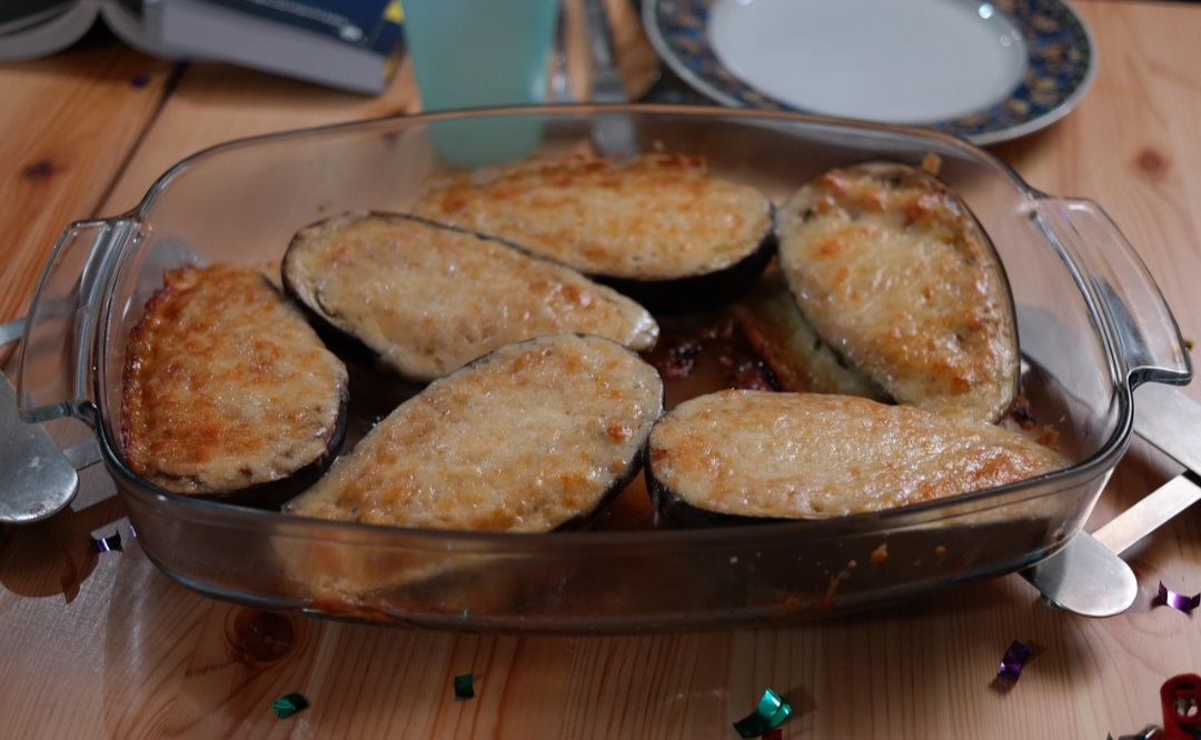 A farinha de berinjela pode ser encontrada em supermercados, lojas de produtos naturais e também pode ser feita em casa.