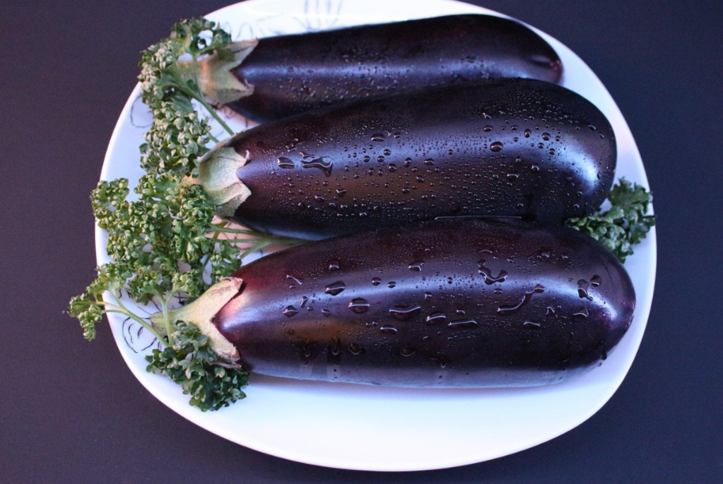 A berinjela é rica em minerais como cálcio, fósforo e ferro, que fortalecem os ossos e ajudam a prevenir a osteoporose. Ela também possui propriedades anti-inflamatórias que ajudam a relaxar os vasos sanguíneos.