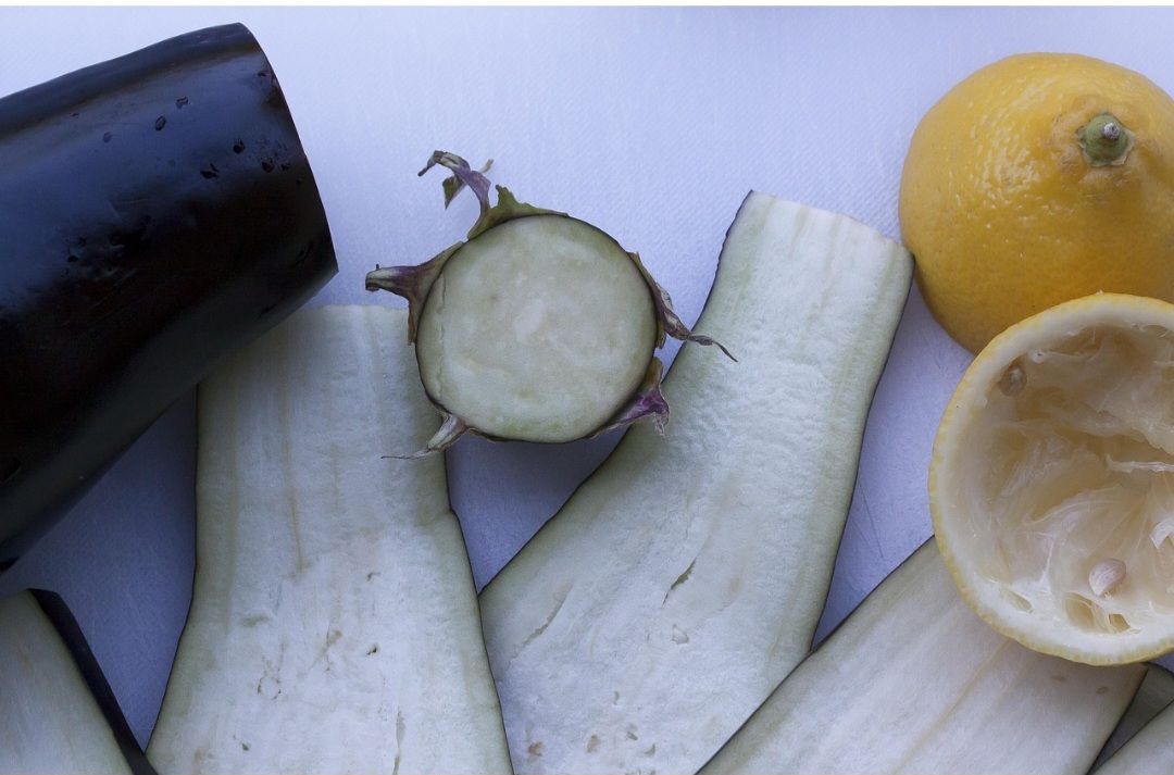 Ela pode ser consumida de diversas formas, incluindo assada, cozida, grelhada, em receitas como pastas, pizzas e à parmegiana.