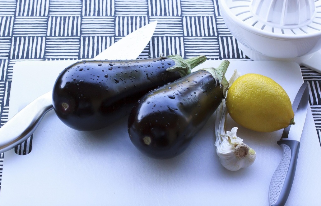 A berinjela é, em geral, bem tolerada, mas pessoas com problemas renais ou de vesícula podem precisar ter cautela, assim como gestantes e lactantes. 