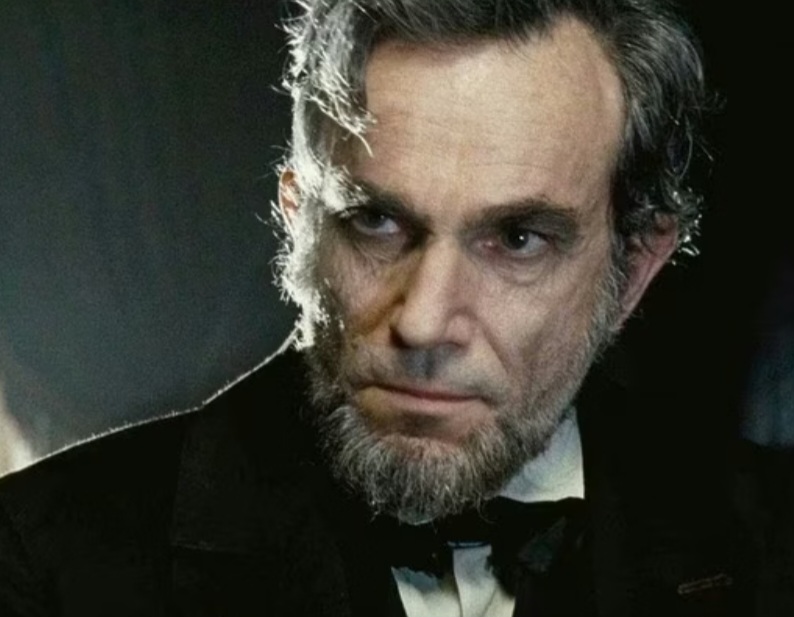 Lincoln, lançado em 2012, recebeu 12 indicações ao Oscar, incluindo Melhor Filme e Melhor Diretor, vencendo nas categorias de Melhor Ator, com Daniel Day-Lewis, e Melhor Direção de Arte. O filme foca nos últimos meses de vida do presidente Abraham Lincoln e em sua articulação política para aprovar a 13ª Emenda da Constituição dos Estados Unidos, que aboliu a escravidão.

