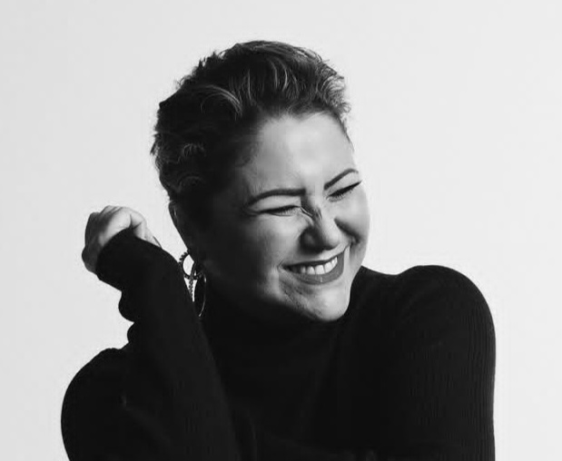 Com mais de 240 milhões de visualizações no YouTube, o clipe segue ampliando a força da faixa. A presença de Maria Rita reforça seu papel no diálogo musical entre Brasil e América Latina, consolidando a canção como marco político e artístico.