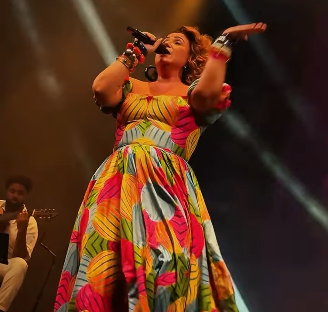 A revista avaliou não apenas números de streaming, mas impacto cultural, debates gerados e relevância simbólica. “Latinoamérica” se tornou referência crítica da música latina contemporânea, unindo vozes e ritmos que atravessam fronteiras.
