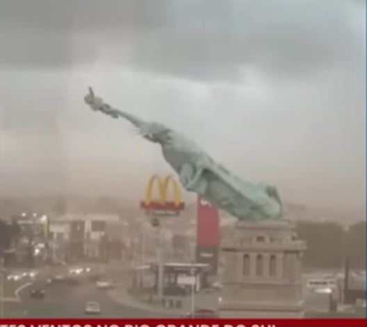 A estátua da Havan, inspirada na Estátua da Liberdade, caiu durante um forte temporal que atingiu Guaíba, na Região Metropolitana de Porto Alegre. A estrutura desabou após ventos intensos, sem registro de feridos.
