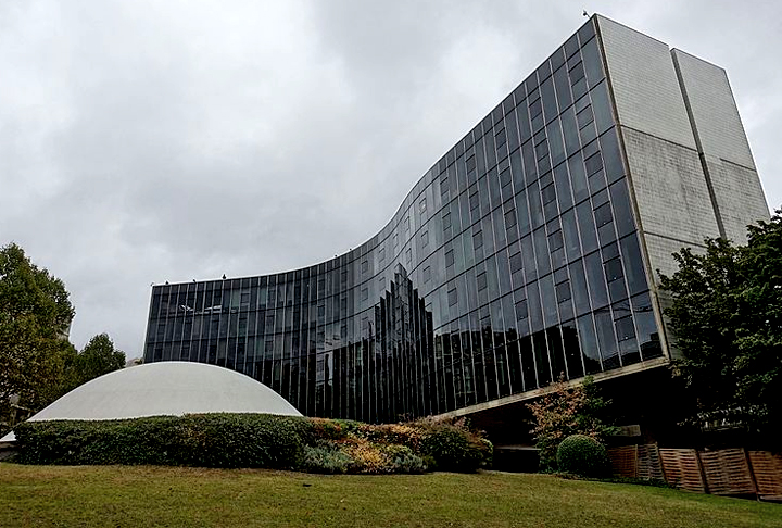 Sede do Partido Comunista (França) - Foi o primeiro trabalho de Niemeyer na Europa. Imprimiu um estilo sinuoso no edifício e acrescentou uma escultura branca que lembra o Congresso Nacional, em Brasília. Construído entre 1967 e 1980. 