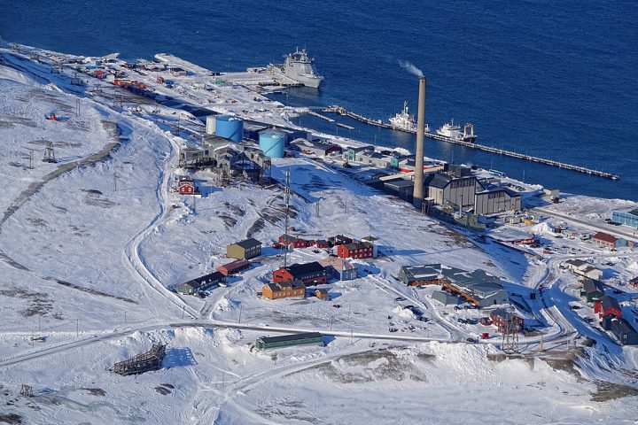 Em 2023, a usina termelétrica a carvão de Longyearbyen foi substituída por uma movida a diesel, diminuindo as emissões de carbono.