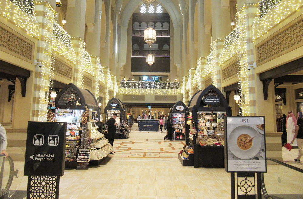 Souk Al Bahar – Dubai, Emirados Árabes: Localizado ao lado do Dubai Mall, oferece arte islâmica, joias e restaurantes com vista para a fonte dançante.