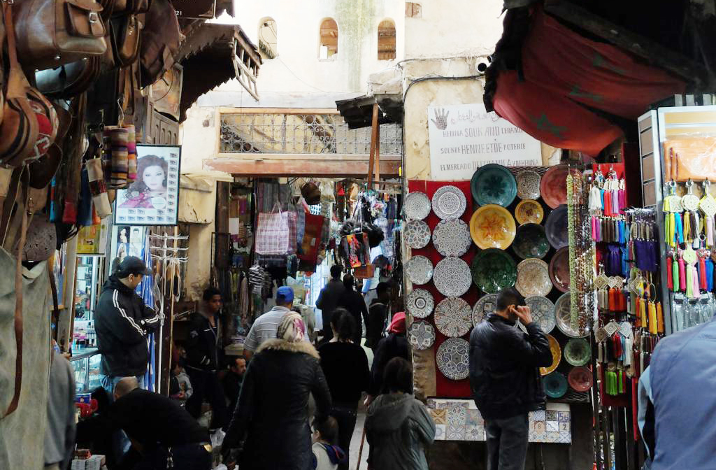 Souk Al-Attarine – Fès, Marrocos: Famoso por seus perfumes e especiarias, é um exemplo da riqueza sensorial dos souks marroquinos.