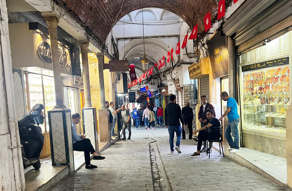 Souk Al-Abyad – Cartago, Tunísia: Pequeno, mas charmoso. Oferece cerâmicas, tecidos e especiarias em meio a ruínas históricas.