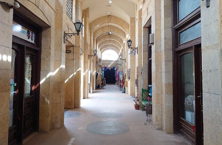 Souk Al-Fustat – Cairo, Egito: Próximo à Igreja Suspensa, é voltado ao artesanato egípcio, com cerâmica, vidro e papiros.