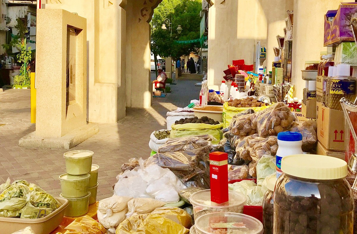 Souk Al-Qaysariyah – Al-Hofuf, Arábia Saudita: Um dos mais antigos do país, com arquitetura tradicional e produtos como tâmaras e perfumes.