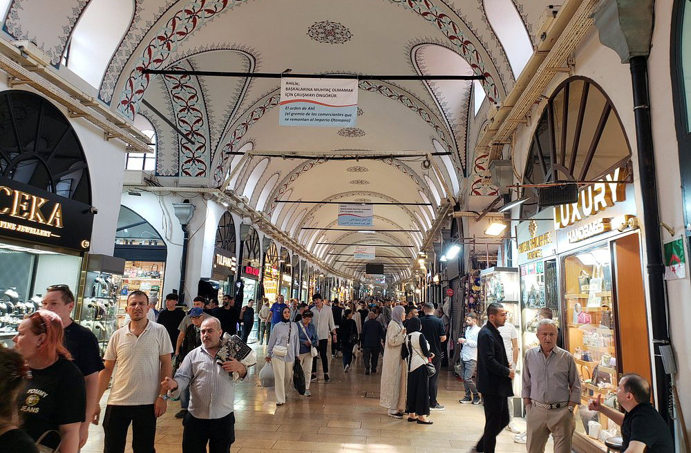Grand Bazaar – Istambul, Turquia: Com mais de 4 mil lojas em 61 ruas cobertas, é um dos maiores mercados do planeta, atraindo milhões de visitantes por ano.