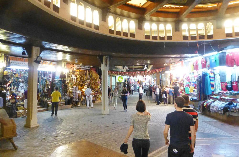 Muttrah Souq – Mascate, Omã: Localizado à beira-mar, é conhecido por seus corredores estreitos e produtos típicos como incensos e prata omanita.