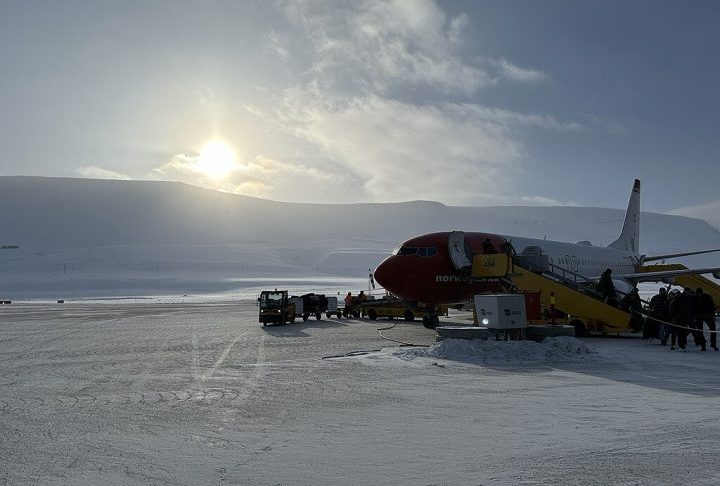 Durante as estações mais quentes, a pista precisa ser inspecionada diariamente para evitar acidentes, já que há risco de afundamento.